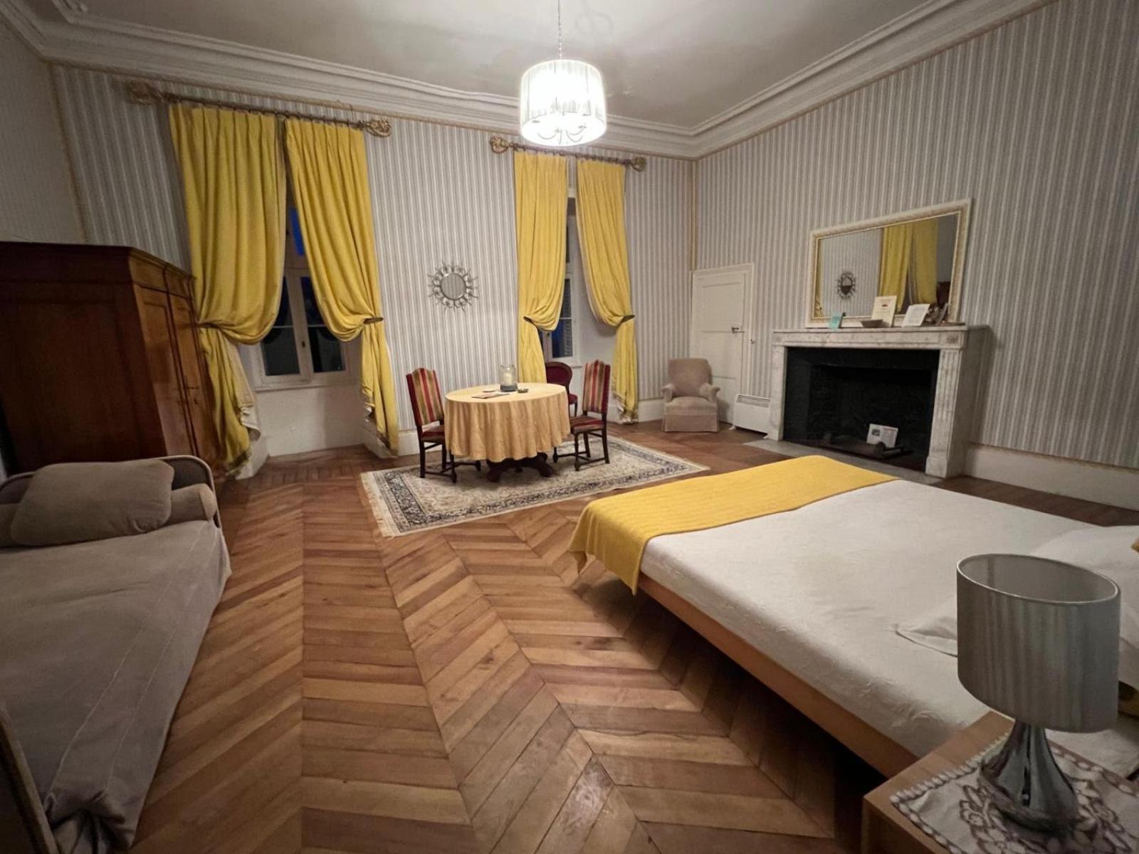 Chateau De Busset Extérieur photo